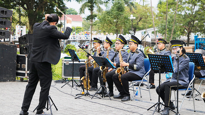 Dàn nhạc kèn tây giữa lòng phố Huế. 