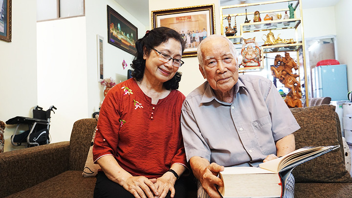Nhà thơ Xuân Thiêm và con gái.