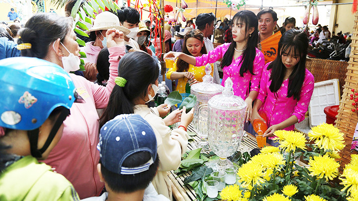 Dùng lá cây mua hàng ở phiên chợ kỳ lạ. Ảnh: GIANG PHƯƠNG