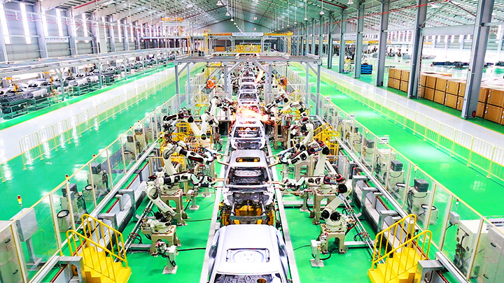 Lắp ráp ô-tô tại Công ty cổ phần tập đoàn Trường Hải. Ảnh: NAM ANH