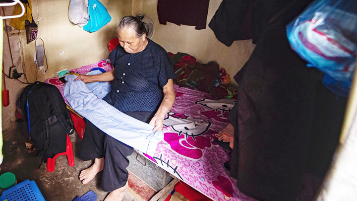 Người dân xóm chạy thận đang phải trải qua những ngày nắng nóng gay gắt tại Hà Nội.