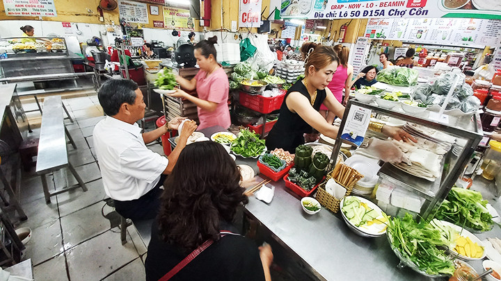 Món bánh tráng chấm mắm nêm ở chợ Cồn (Đà Nẵng).