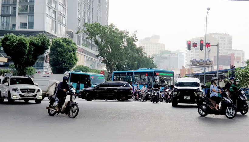 Cần tuân thủ luật khi tham gia giao thông. Ảnh: SONG ANH