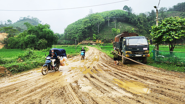 Xe chở khoáng sản làm hư hại đường giao thông.