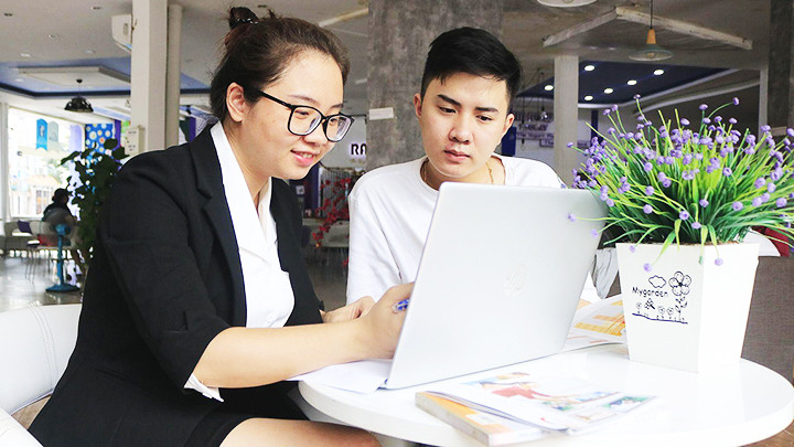 Chuyên viên bảo hiểm tư vấn cho khách hàng. Ảnh: Nhịp Sống Kinh Tế