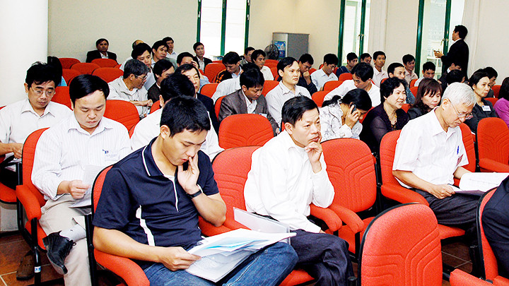 Cổ đông xem báo cáo tài chính tại đại hội cổ đông. Ảnh: NAM ANH