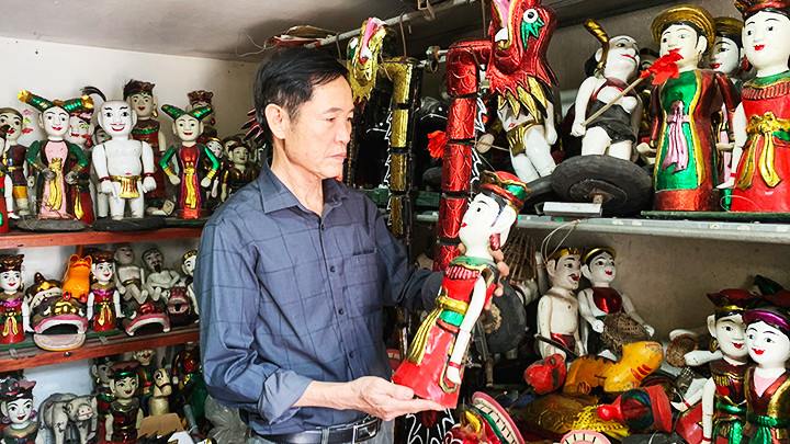 Nghệ nhân Phan Văn Mạnh giới thiệu về các con rối.