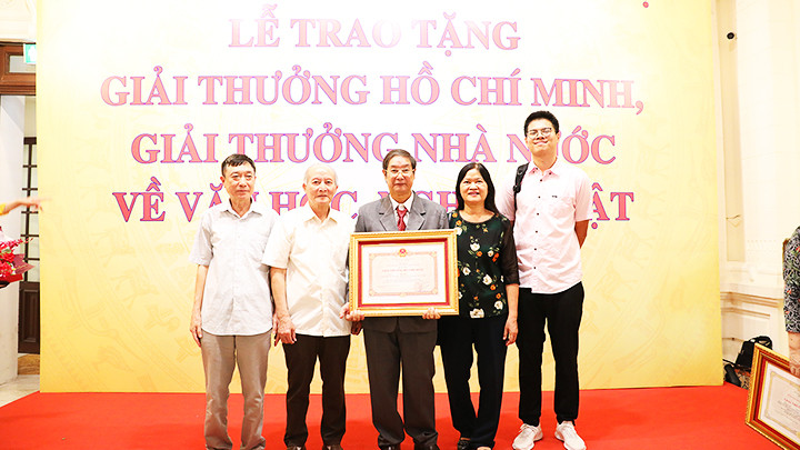 Gia đình nhà văn Bùi Hiển tại lễ trao giải.