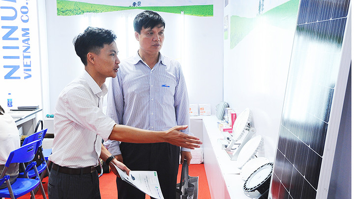 Giới thiệu pin năng lượng mặt trời. Ảnh: NAM ANH