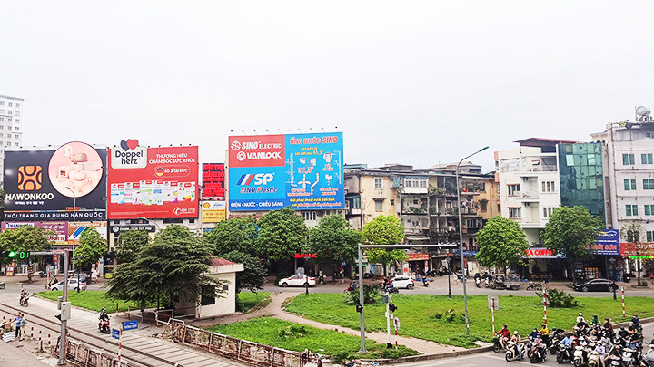 Hoạt động quảng cáo ngoài trời vẫn còn nhiều bất cập.