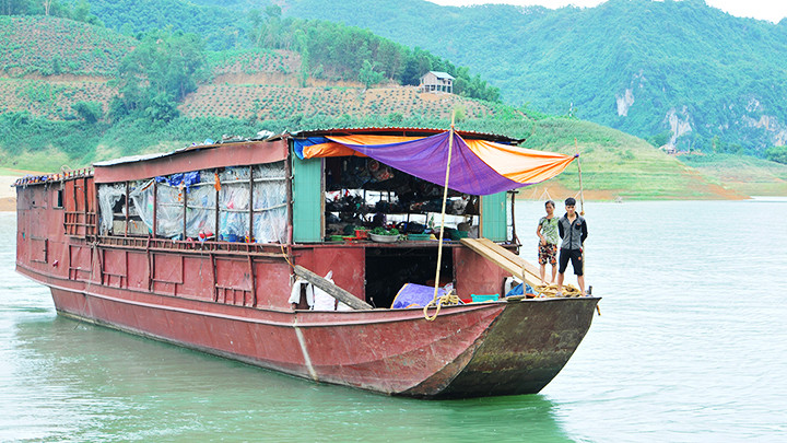 Thuyền bán hàng trên sông. Ảnh: SONG ANH