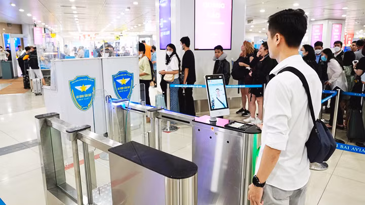 Sân bay Nội Bài đang triển khai thí điểm ứng dụng căn cước công dân gắn chip và giải pháp xác thực hành khách làm thủ tục đi máy bay.