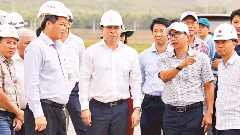 Lãnh đạo tỉnh Khánh Hòa kiểm tra các công trình chống hạn tại địa phương. (Ảnh ĐÌNH LÂM) 