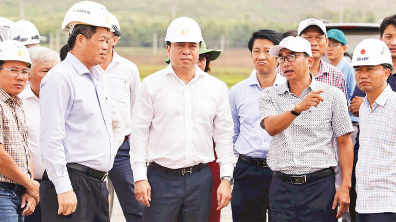 Lãnh đạo tỉnh Khánh Hòa kiểm tra các công trình chống hạn tại địa phương. (Ảnh ĐÌNH LÂM) 