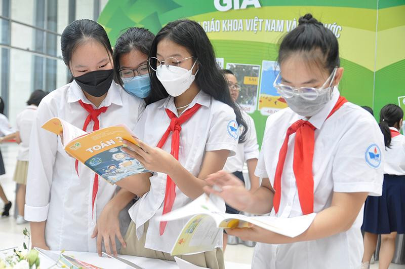 Học sinh tìm hiểu sách giáo khoa giáo dục phổ thông mới.