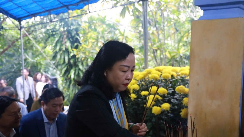 Lãnh đạo tỉnh Phú Yên dâng hương tại đập đầu mối hệ thống thủy nông Đồng Cam.