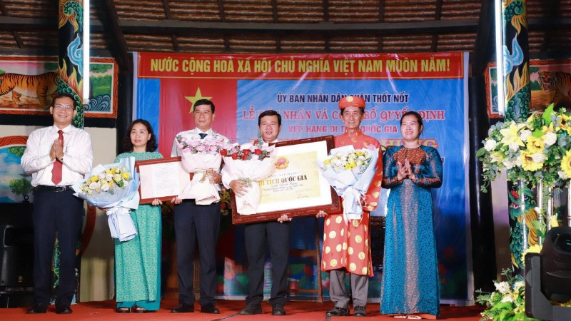 Lãnh đạo thành phố Cần Thơ trao Quyết định và Bằng xếp hạng Di tích kiến trúc nghệ thuật quốc gia Đình Thuận Hưng cho địa phương.