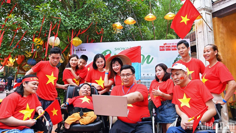 Các đại biểu thanh niên khuyết tật trao đổi về kỹ năng truyền thông trên các nền tảng số.