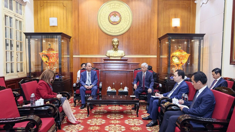 Không khí thân mật tại buổi tiếp.