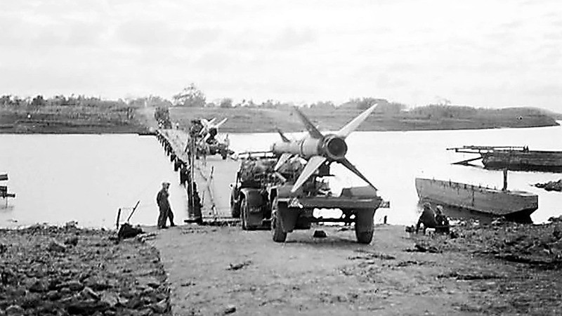 Tên lửa SAM-2 của Trung đoàn Tên lửa 263 phòng không hành quân vào Quảng Trị. (Ảnh: VŨ TẠO/TTXVN)
