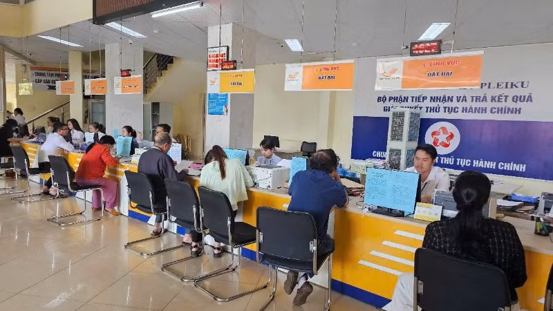 Tiếp nhận và trả kết quả giải quyết thủ tục hành chính tại Trung tâm Phục vụ hành chính công tỉnh Gia Lai. (Ảnh: SỸ TẠO)