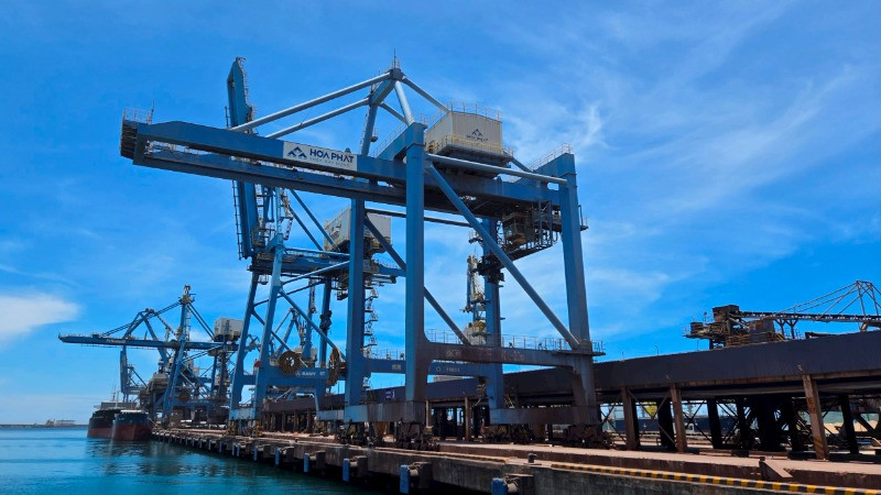 Tàu cập cảng chuyên dùng của Tập đoàn Hòa Phát bốc xếp hàng hóa tại Khu liên hợp sản xuất gang thép Hòa Phát Dung Quất (Quảng Ngãi). (Ảnh: MINH DŨNG)