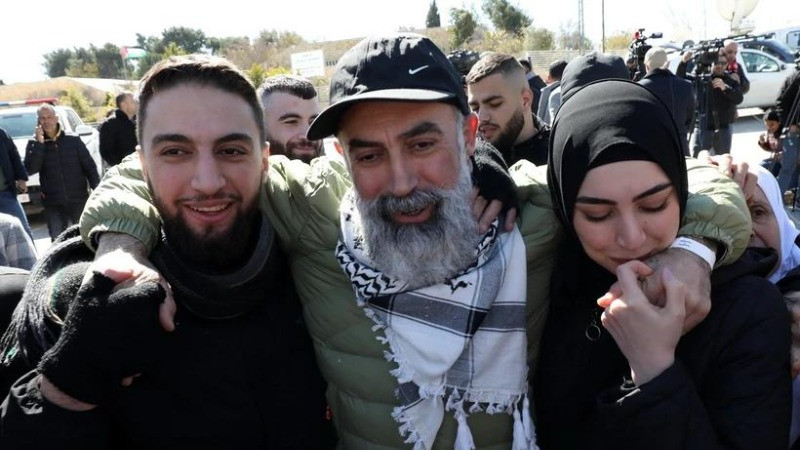 Tù nhân Palestine, được Hamas trả tự do, về tới thành phố Ramallah, Bờ Tây ngày 15/2/2025. (Ảnh: THX/TTXVN) 