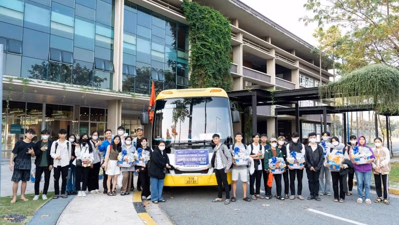 Chuyến xe 0 đồng chuẩn bị xuất phát đưa sinh viên Trường đại học quốc tế Miền Đông về quê đón Tết.