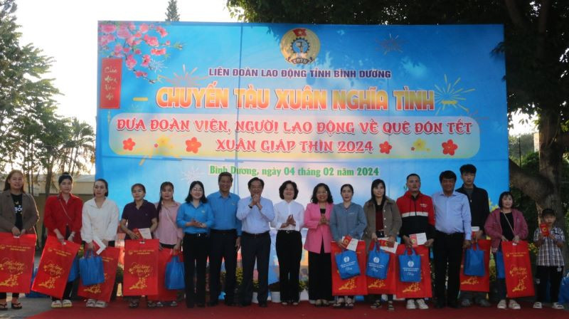 Các đại biểu trao tặng quà cho đoàn viên công đoàn, công nhân lao động tại Lễ xuất phát “Chuyến tàu Xuân nghĩa tình”.