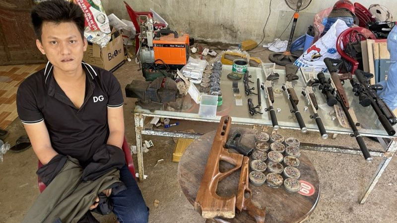 Đối tượng Nguyễn Trung Hiếu và tang vật.