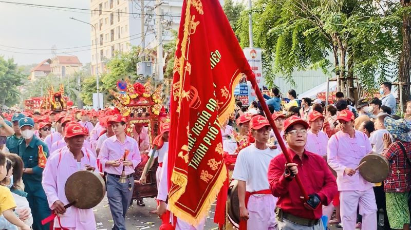 Lễ rước kiệu Bà diễn ra vào chiều 24/2 tại Lễ hội Rằm tháng Giêng ở thành phố Thủ Dầu Một. 