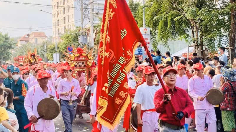 Lễ rước kiệu Bà diễn ra vào chiều 24/2 tại Lễ hội Rằm tháng Giêng ở thành phố Thủ Dầu Một. 