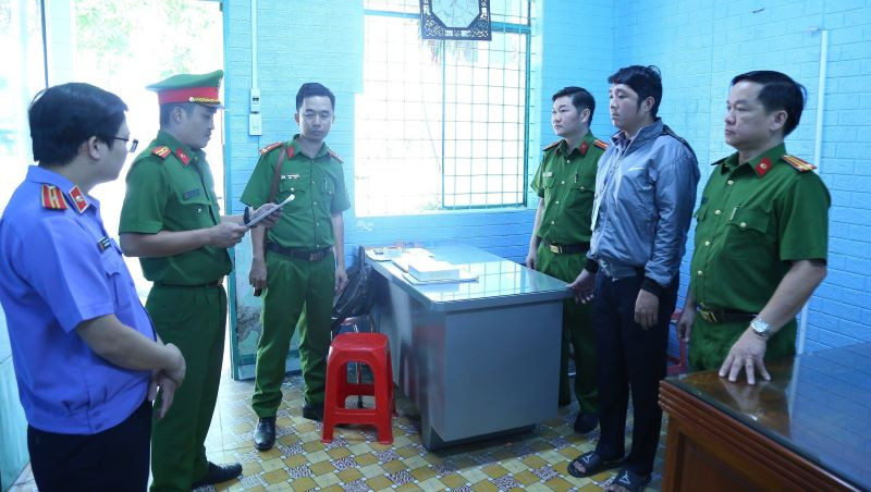 Cơ quan Cảnh sát điều tra Công an tỉnh Bình Dương tống đạt các Quyết định khởi tố bị can và thực hiện Lệnh bắt tạm giam.