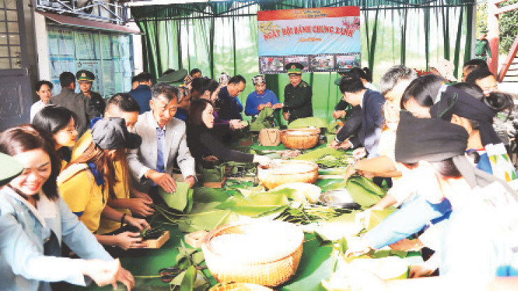 Cán bộ, chiến sĩ Bộ đội Biên phòng tỉnh Đắk Lắk và các đơn vị gói bánh chưng tặng nhân dân xã biên giới Ia Lốp đón Tết. 