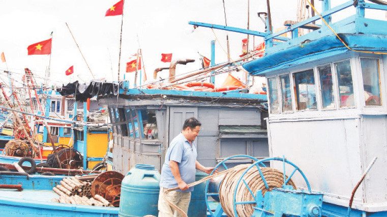 Ngư dân Đỗ Công Trường chuẩn bị tàu ra khơi cùng các tổ viên tổ đoàn kết sản xuất trên biển.