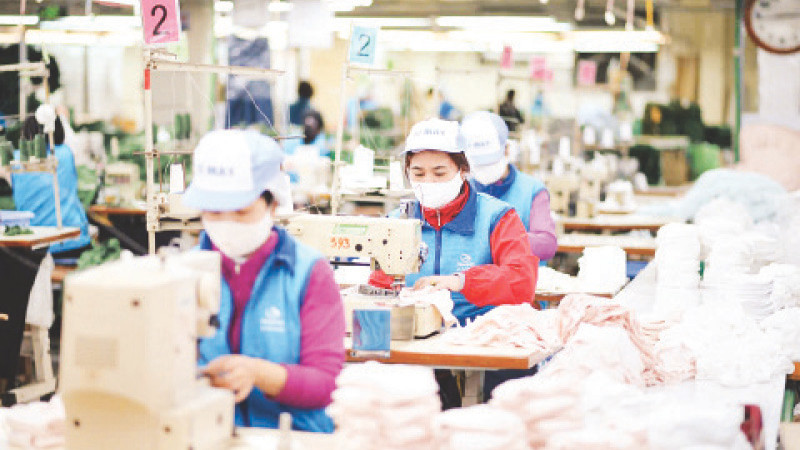 Sản xuất mặt hàng khẩu trang tại Công ty cổ phần Dệt kim Đông Xuân.