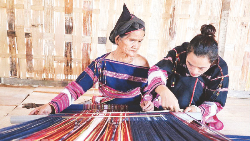 Phụ nữ Ba Na dệt vải.
