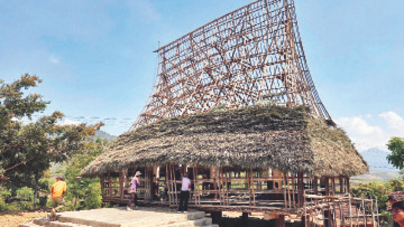 Dân làng Đăk Wâk, xã Đăk Kroong, huyện Đăk Glei chung tay sửa lại nhà rông.