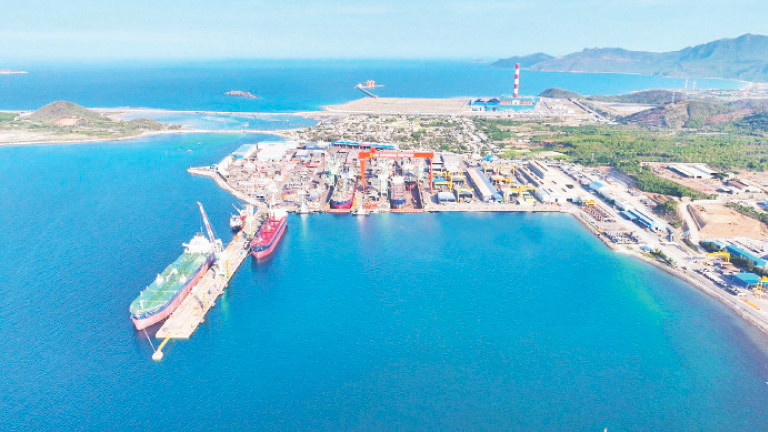 Toàn cảnh Công ty TNHH Đóng tàu HD Hyundai Việt Nam (xã Ninh Phước, thị xã Ninh Hòa, tỉnh Khánh Hòa).