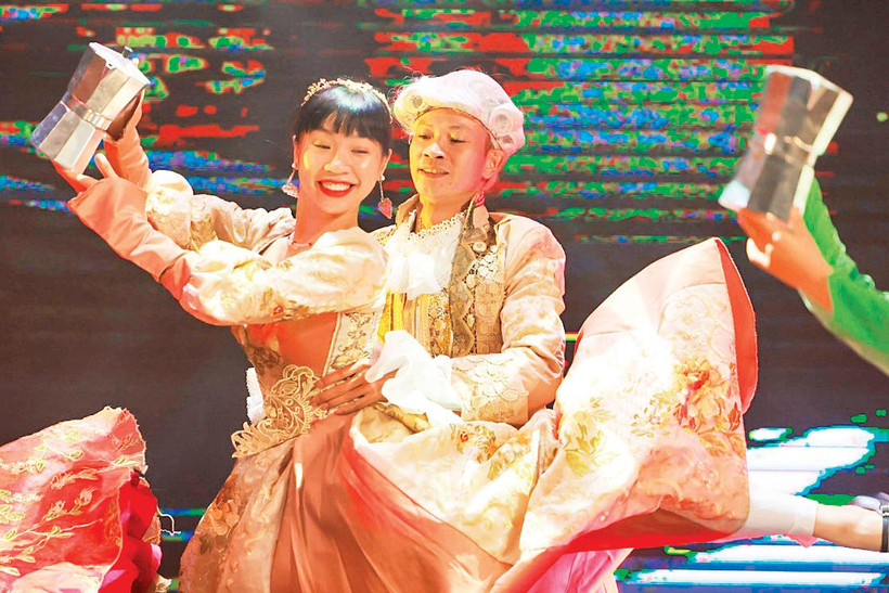 Vở vũ kịch “Chuyện kể 3 nền văn minh cà phê” đem đến những trải nghiệm thú vị về lịch sử và vai trò của cà-phê như một nguồn năng lượng tỉnh thức và sáng tạo trong sự phát triển của nhân loại.