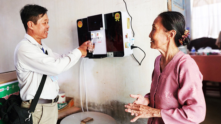 Chương trình trao tặng 30 máy lọc nước cho các hộ gia đình khó khăn ở ĐBSCL.