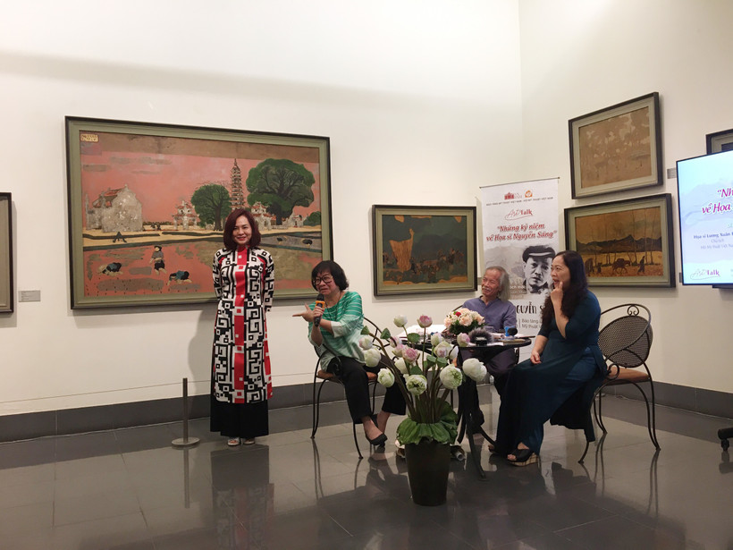 Họa sĩ Đặng Thị Khuê (thứ hai, từ trái sang) kể lại chuyện 39 năm trước, bà mặc chiếc áo dài theo đề nghị của họa sĩ Nguyễn Sáng.