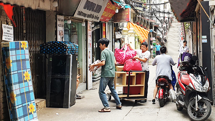 Thị trường phòng trọ nhộn nhịp khi năm học mới bắt đầu. Ảnh: NGUYỆT ANH