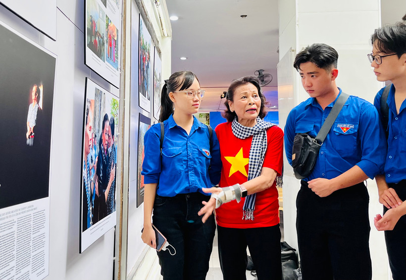 Nữ cựu tù Phan Thị Bé Tư kể cho các bạn trẻ nghe về những tháng ngày bị tra tấn dã man ở “địa ngục trần gian”.