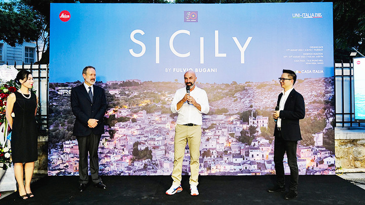 Nhiếp ảnh gia Fulvio Bugani phát biểu tại buổi khai mạc