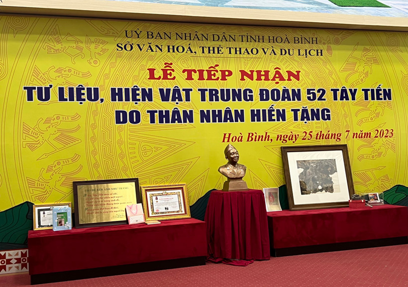 Nhiều hiện vật giá trị được trao cho Bảo tàng Hòa Bình.