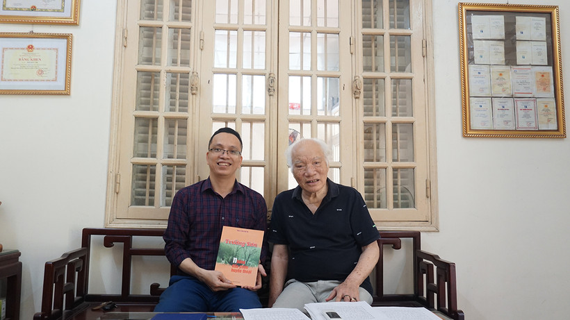 Nhạc sĩ Đào Hữu Thi và tác giả.