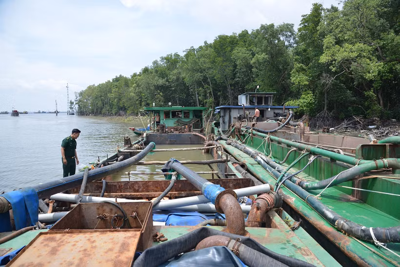 Một vụ khai thác cát trái phép trên vùng biển Cần Giờ bị bắt giữ và xử lý cuối năm 2022.