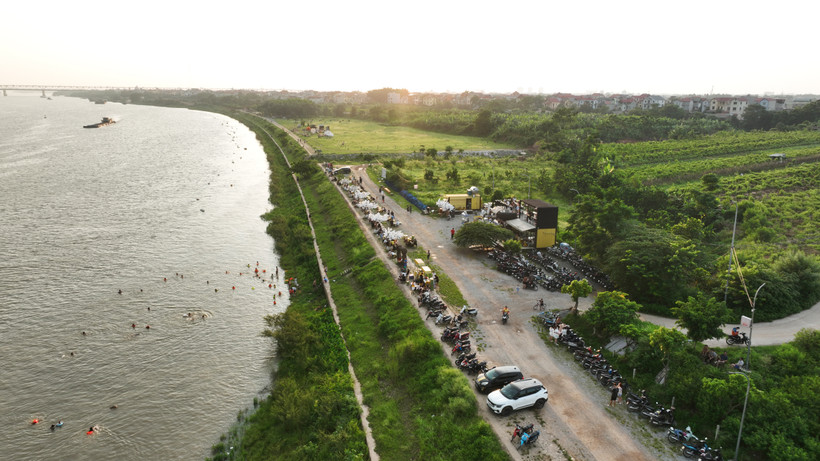 Hàng quán, dịch vụ giải trí mở trái phép trên hành lang sông.