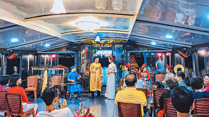 Biểu diễn ca Huế trên sông Hương là hoạt động được nhiều du khách ưa thích.